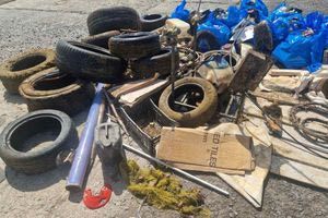 Έβγαλαν απίστευτα αντικείμενα καθαρίζοντας το Λιμανάκι των Λινοπεραμάτων