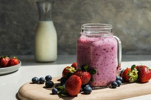 Smoothie με 3 συστατικά: κεφίρ, κόκκινα φρούτα και μπανάνα