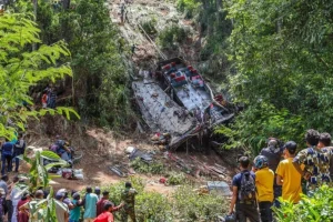 Λεωφορείο που μετέφερε 70 βουδιστές προσκυνητές συνετρίβη σε χαράδρα στη Σρι Λάνκα – Τουλάχιστον 21 νεκροί