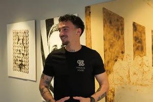 Ο Στέλιος Φρρόκου στην «Π»: «Έφτιαξα έναν χώρο που να θυμίζει το σπίτι μου»