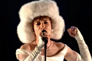 Eurovision 2025: Ο περσινός νικητής, Nemo άνοιξε τον διαγωνισμό τραγουδιού