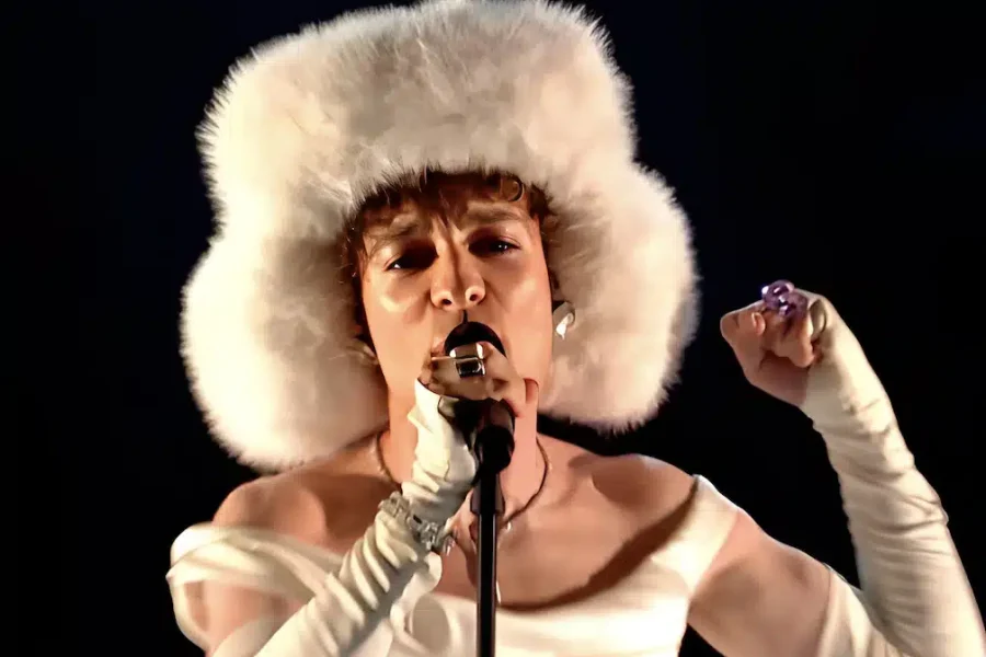 Eurovision 2025: Ο περσινός νικητής, Nemo άνοιξε τον διαγωνισμό τραγουδιού