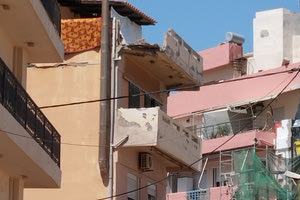 Ηράκλειο: Κατέρρευσε στηθαίο πολυκατοικίας στο κέντρο δίπλα σε μνημείο