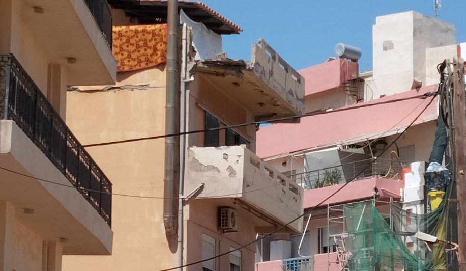 Ηράκλειο: Κατέρρευσε στηθαίο πολυκατοικίας στο κέντρο δίπλα σε μνημείο
