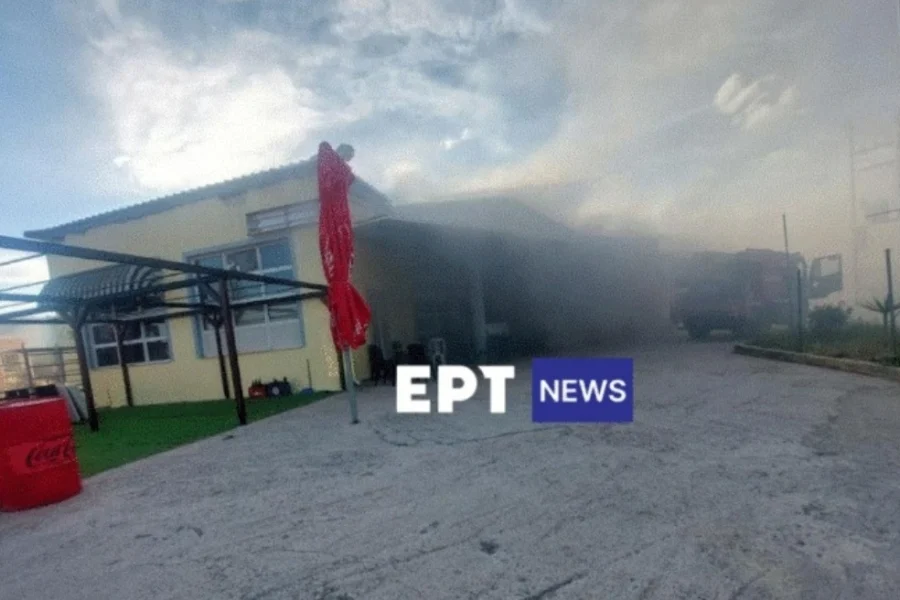 Λέσβος: Μεγάλη φωτιά σε σούπερ μάρκετ στη Βρίσα