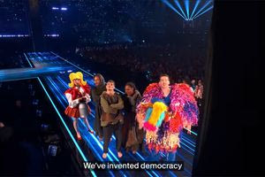 «Εμείς εφηύραμε τη Δημοκρατία» ισχυρίστηκαν οι Ελβετοί στη Eurovision και το ελληνικό Twitter πήρε «φωτιά»