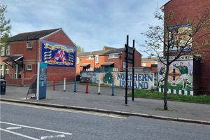 Στη σκιά της διπλανής πρώην αυτοκρατορίας