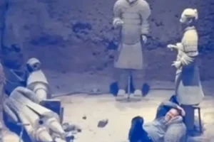 Άνδρας βανδάλισε τον Πήλινο Στρατό στην Κίνα – Προκάλεσε ζημιές σε δύο μοναδικά αγάλματα