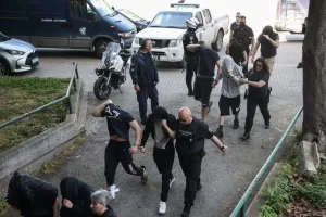 Θεσσαλονίκη: Προφυλακίστηκε ένα μέλος της ακροδεξιάς οργάνωσης – Την Τρίτη απολογούνται άλλοι δύο