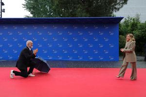 Ο Έντι Ράμα γονάτισε για να υποδεχθεί τη Τζόρτζια Μελόνι