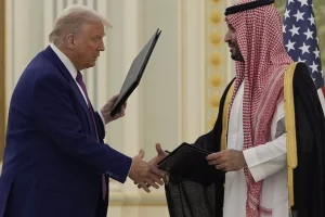 Ντόναλντ Τραμπ: Συμφωνία-μαμούθ με Σαουδική Αραβία για πώληση όπλων στο Ριάντ