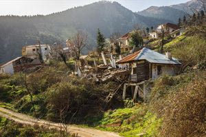 Ροπωτό: Το χωριό που χάνεται αργά μέσα στη γη