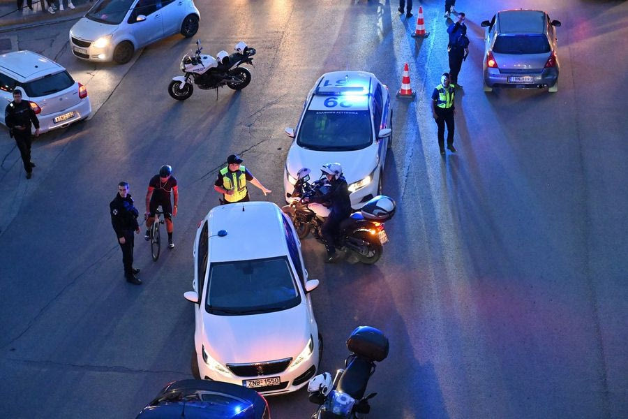 Χαλάνδρι: Αυτοκίνητο προσέκρουσε σε στάση λεωφορείου – 3 τραυματίες