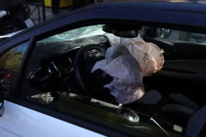 Τροχαίο με πέντε τραυματίες στη Θεσσαλονίκη – ΙΧ καρφώθηκε σε κολόνα