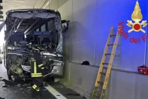 Ιταλία: Φορτηγό συγκρούστηκε με σχολικό λεωφορείο στο Κόμο – Νεκρή μία δασκάλα, τραυματίστηκαν 2 μαθητές