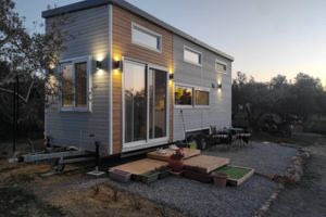 Το μικροσκοπικό σπίτι πάνω σε ρόδες που τα έχει όλα! – Το ζευγάρι που  ζει  σε 25 τετραγωνικά στην Κρήτη