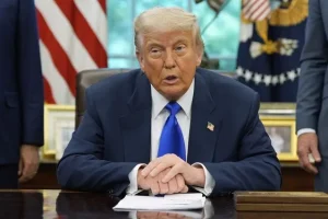 Τραμπ: Μειώνει τους δασμούς στην Κίνα στο 80%