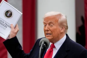 «Να σταματήσουν τώρα όλες οι αγορές πετρελαίου από το Ιράν» ζητά ο Τραμπ – Απειλεί με επιπλέον κυρώσεις