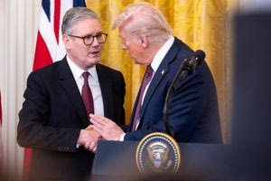 Τραμπ και Στάρμερ ανακοίνωσαν την εμπορική συμφωνία ΗΠΑ και Βρετανίας – Τι περιλαμβάνει