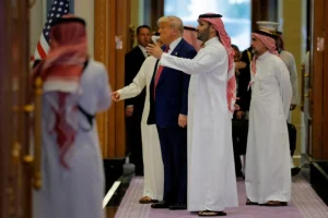 Ατελείωτη… ουρά για μια χειραψία με τον Τραμπ στη Σαουδική Αραβία