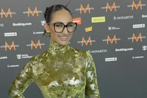 Eurovision 2025: Η Klavdia εντυπωσίασε στο τιρκουάζ χαλί