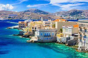 Το ελληνικό νησί που βρίσκεται ανάμεσα στα «κρυμμένα πετράδια» της Ελλάδας για το 2025​​​​​​​​​​​