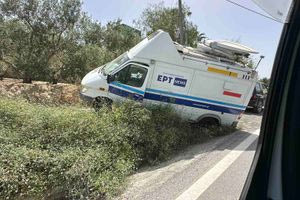 Βαν της ΕΡΤ εξετράπη από το δρόμο κοντά στις Βούτες
