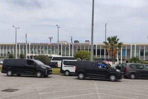 Τα μίνι βαν, ο τουρισμός και τα πρόστιμα βροχή στο αεροδρόμιο