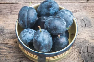 Το βυσσινί φρούτο που ρίχνει το σάκχαρο και προστατεύει καρδιά και οστά