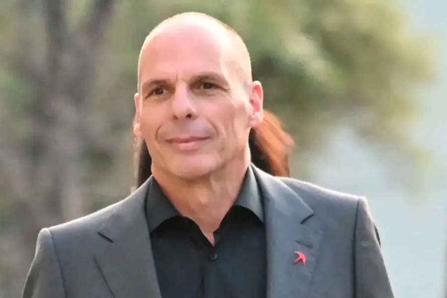 Γιάνης Βαρουφάκης για Σοφία Τουντούρη: «Η κυρία εξευτελίζει το επάγγελμά σας» είπε σε δημοσιογράφους