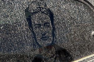 Ένα πινέλο, ένα αυτοκίνητο και η Frida… στην πιο σκονισμένη της μορφή!