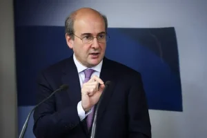 Κωστής Χατζηδάκης: «Η μείωση φορολογικών συντελεστών είναι οριζόντια – Αφορά όλους τους πολίτες»