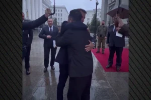 Θερμός εναγκαλισμός Μακρόν – Ζελένσκι: «Βασίσου πάνω μας φίλε μου» – Δείτε βίντεο