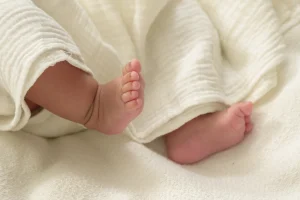 Βρέφος βρέθηκε σε σακούλα δίπλα σε κάδο απορριμμάτων στον Άλιμο