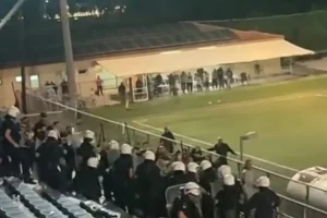 Άγριο ξύλο σε συμπλοκή οπαδών με τα ΜΑΤ στον τελικό του Κυπέλλου Ερασιτεχνών Αχαΐας (vid)