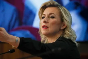 Σφοδρή επίθεση Μόσχας στον Ζελένσκι: «Τρομοκράτης διεθνούς εμβέλειας – Δε σέβεται ούτε τον παππού του, βετεράνο του πολέμου»