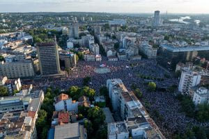 Οργή λαού στη Σερβία – Περίπου 140.000 διαδηλωτές απαίτησαν εκλογές