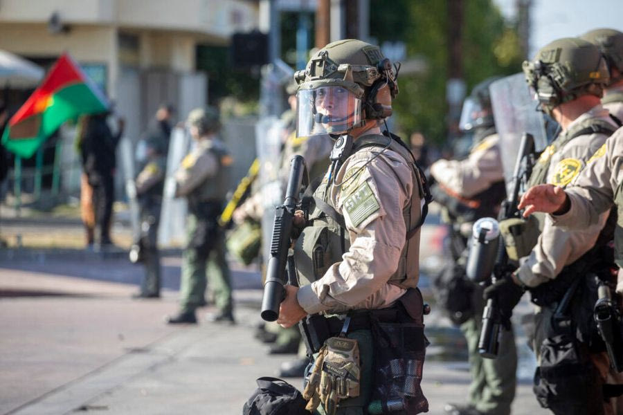Στρατεύματα της Εθνοφρουράς άρχισαν να φτάνουν στο Λος Άντζελες μετά την εντολή Τραμπ