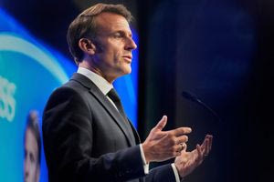 Γαλλία: Ακτιβιστές έκλεψαν κέρινο ομοίωμα του Μακρόν και το τοποθέτησαν έξω από τη ρωσική πρεσβεία