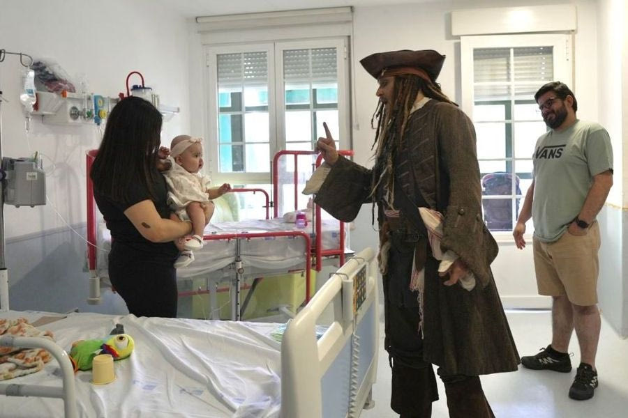 Τζόνι Ντεπ: Ντύθηκε ξανά πειρατής και επισκέφθηκε παιδιά σε νοσοκομείο