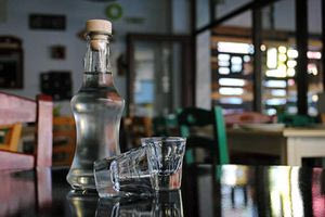 Τουρίστας αναρωτιέται γιατί τον κερνάνε ρακές στην Κρήτη και οι Κρητικοί του εξηγούν