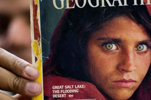 Το «κορίτσι από το Αφγανιστάν»: Πού βρίσκεται σήμερα το πρόσωπο της εμβληματικής φωτογραφίας