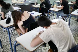 Πανελλήνιες 2025: Μαθητής έσκυψε και φάνηκαν τα σκονάκια του