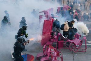 Λος Αντζελες εκτός ελέγχου: Οι νέες εντολές Τραμπ, απασφάλισε ο γιος του – Θέλει σκοπευτές στις ταράτσες