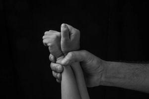 Η ιστορία σεξουαλικής παρενόχλησης που περιγράφει πρώην φοιτήτρια με αφορμή τη δίκη Φιλιππίδη