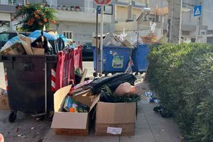 “Βουνό” τα σκουπίδια έξω από δημοτικό σχολείο του Ηρακλείου