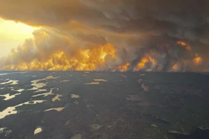 Ο καπνός από τις δασικές πυρκαγιές στον Καναδά κάλυψε το ένα τρίτο των ΗΠΑ