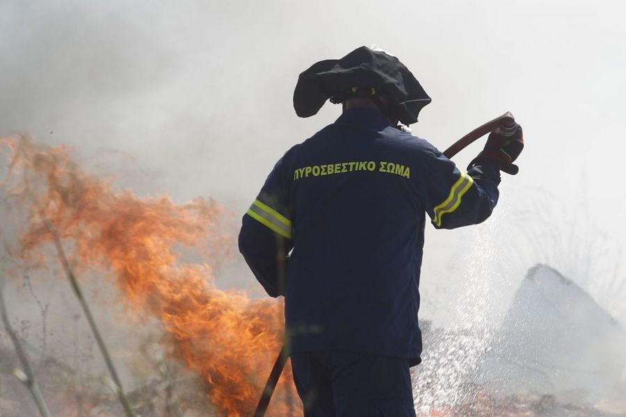 Φωτιά στα Λιβάδια Ιεράπετρας – Μήνυμα από το 112 για απομάκρυνση από την περιοχή