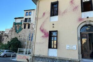 Ζημιές στο κτίριο της Αποκεντρωμένης μετά την πορεία για την Παλαιστίνη