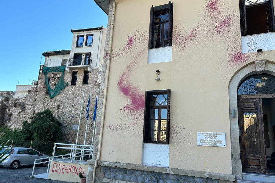 Ζημιές στο κτίριο της Αποκεντρωμένης μετά την πορεία για την Παλαιστίνη
